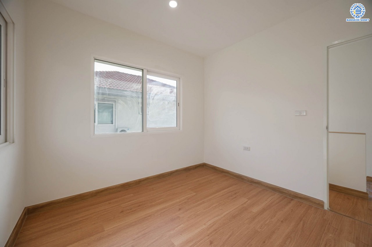 บ้านมือสองตกแต่งใหม่ จากแบรนด์Sansiri โครงการ คณาสิริ วัดพระเงิน หลังมุม ตกแต่งสไตล์โมเดิร์น เนื้อที่ 55.7 ตร.ว. ฟังก์ชัน 3 ห้องนอน 2 ห้องน้ำ 1 ห้องอเนกประสงค์ จอดรถได้ 2 คัน บนทำเลเดินทางสะดวก ใกล้รถไฟฟ้าสายสีม่วง "สถานีตลาดบางใหญ่" จุดขึ้นทางด่วน "ศรีรัช" และเซ็นทรัลเวสต์เกต